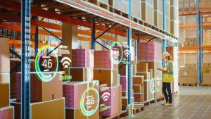 Rede Wi‑Fi funcionando em galpão industrial com pé-direito alto, estruturas metálicas e dispositivos conectados em operação